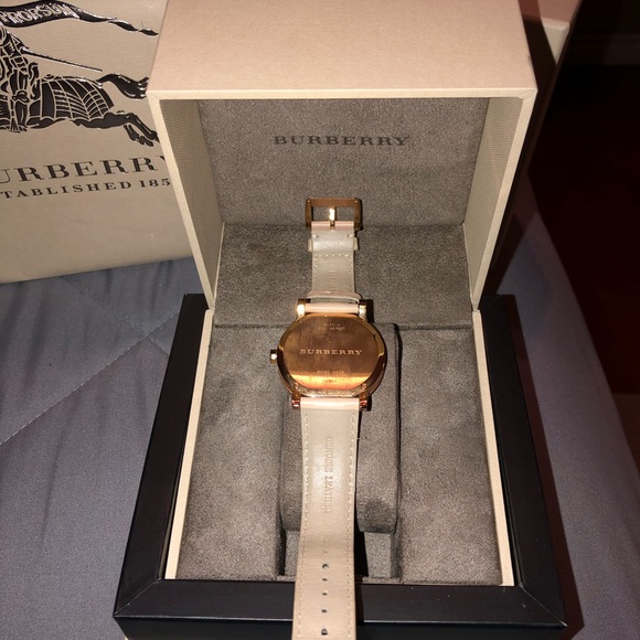Authentic BURBERRY WOMENS WATCH - Picture 4 of 8